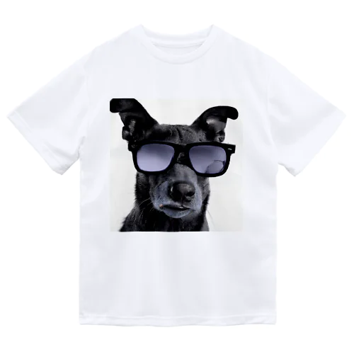 サングラスをかけた犬 ドライTシャツ