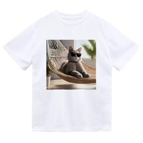 サングラスをかけている猫がハンモックでくつろいでいる。 ドライTシャツ