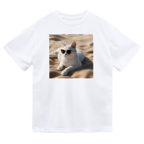 ビーチで波の音を聴きながらサングラスをかけた猫 Dry T-Shirt