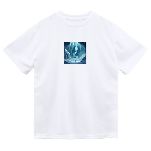 寒冷地の氷の洞窟で幻想的な氷の造形にうっとり喜んでいる人 Dry T-Shirt