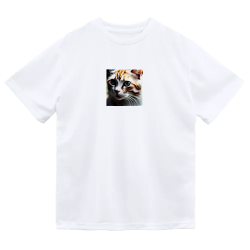 見つめているネコ[カラー] Dry T-Shirt