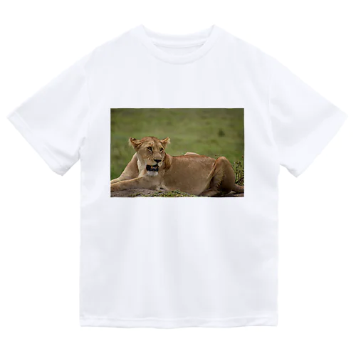 サバンナのメスライオン Dry T-Shirt