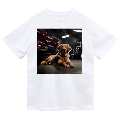 ガレージにいる犬 Dry T-Shirt