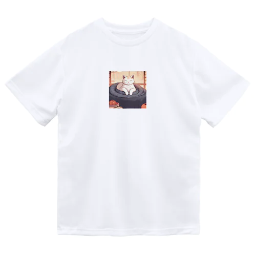 こたつ猫 Dry T-Shirt