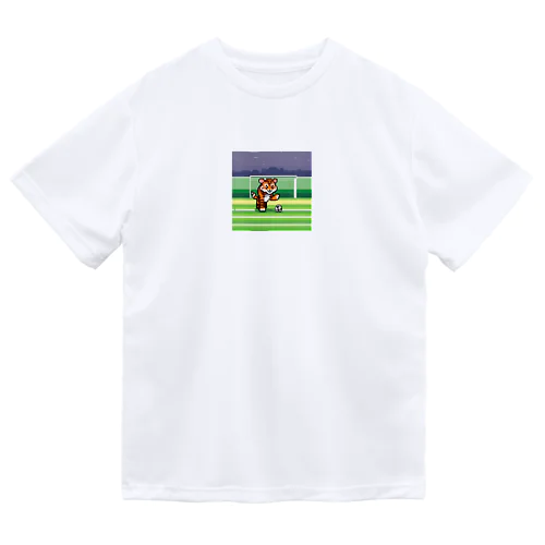 サッカーをしているトラ ドライTシャツ