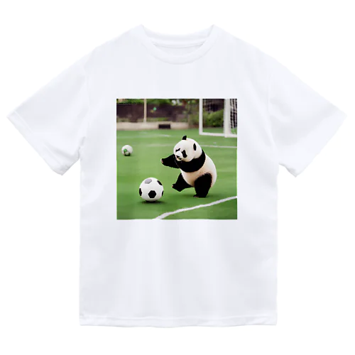 サッカーをするパンダ Dry T-Shirt