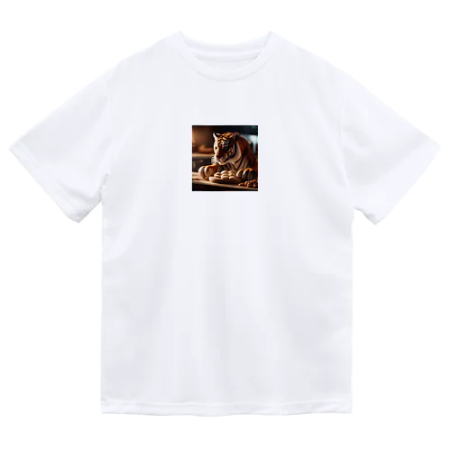 パンを焼いているトラ Dry T-Shirt