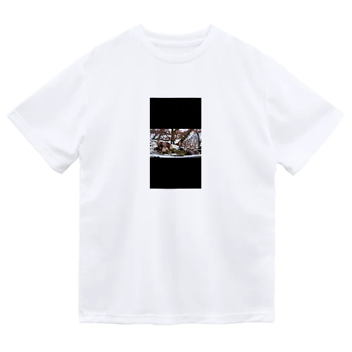 自然の中のシカ Dry T-Shirt