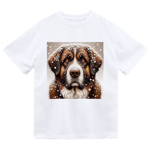 雪の中しかめっ面の犬さん ドライTシャツ