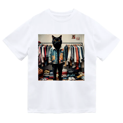 服を選んでいる猫 ドライTシャツ