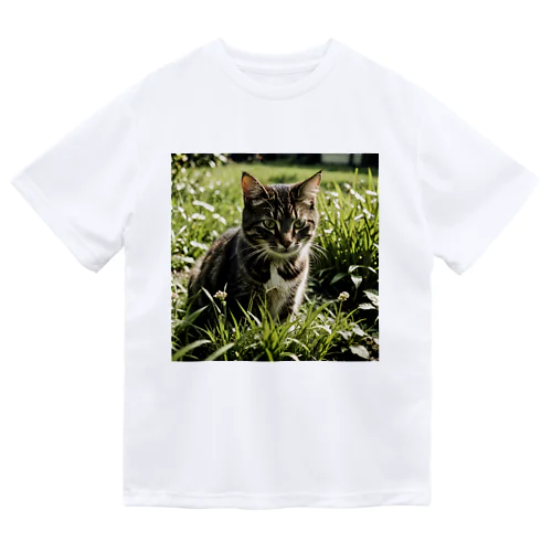 草むらの猫 Dry T-Shirt