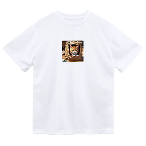 袋に入り込んで遊んでいる猫 ドライTシャツ