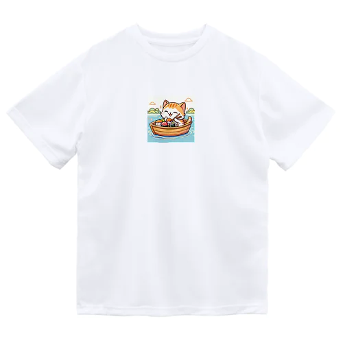 子猫が船で美味しいお魚食べたよ Dry T-Shirt