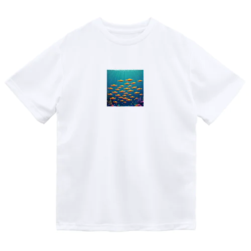 海中を泳ぐ魚のひれ Dry T-Shirt