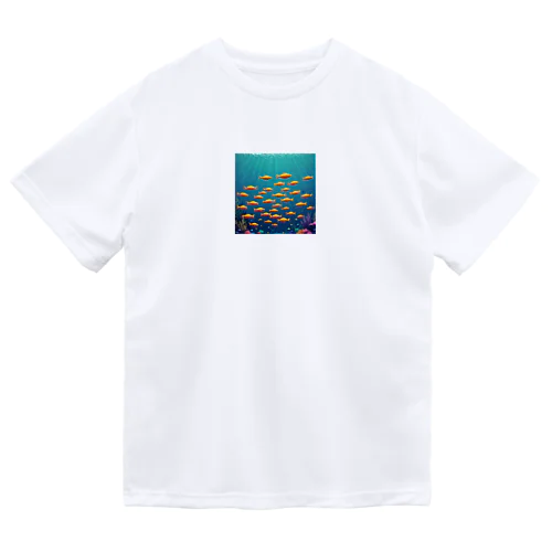 海中を泳ぐ魚のひれ ドライTシャツ