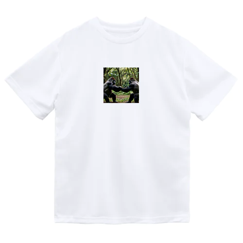 仲間意識満載のかわいいゴリラたち🦍  Dry T-Shirt