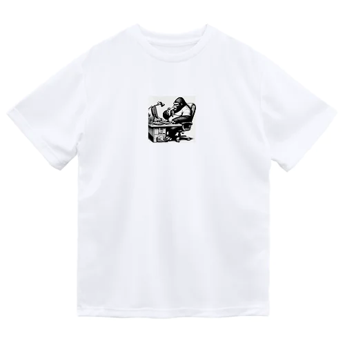 サラリーマンゴリラの昼食 Dry T-Shirt