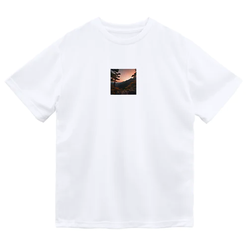 夕陽が山々にそそぐ美しい光 Dry T-Shirt