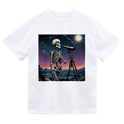 月を鑑賞する骸骨 ドライTシャツ