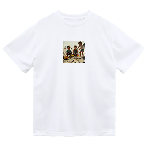 ビーチで砂遊びする子供たち Dry T-Shirt
