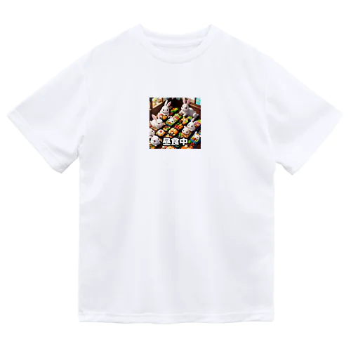 昼食中のうさぎ Dry T-Shirt