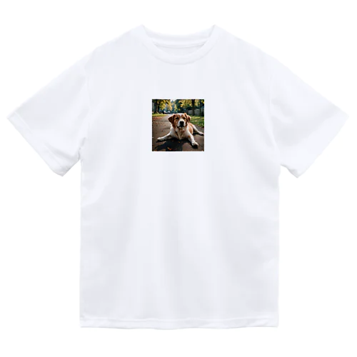 足を広げて座る犬 Dry T-Shirt