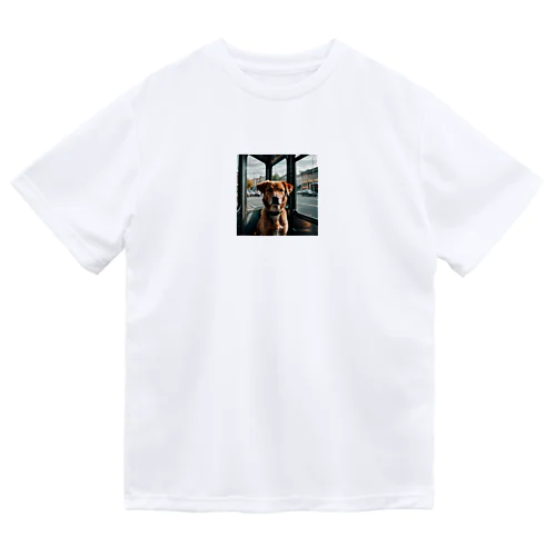 バスの中で座る犬 dog sitting on the bus Dry T-Shirt