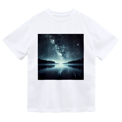 静かな湖に輝く星々が織りなす幻想的な光景 Dry T-Shirt