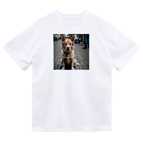 パワフルとは対照的な風貌を持つ可愛らしい犬がカメラ目線！ Dry T-Shirt