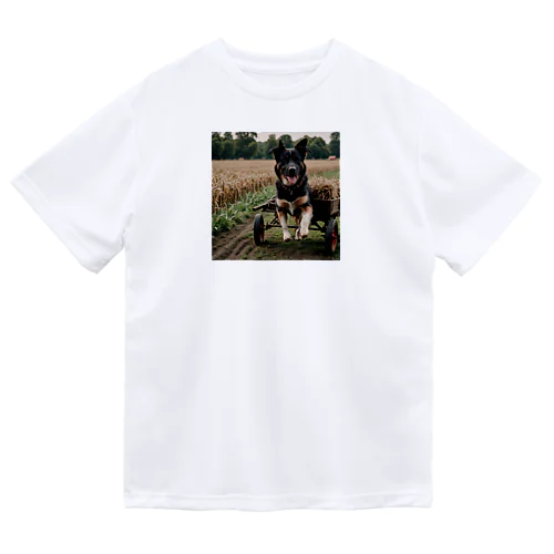 このキュートな写真では、リヤカーを引っ張る愛らしい犬が登場♪  Dry T-Shirt