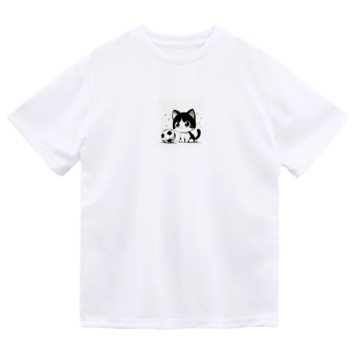 猫とサッカーボール Dry T-Shirt