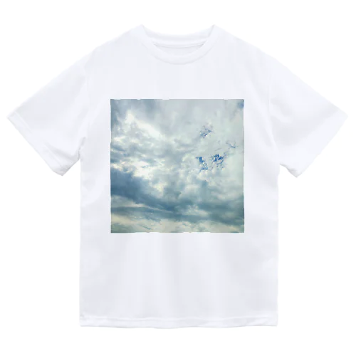 今日も雲は空を覆い尽くし隠す ドライTシャツ