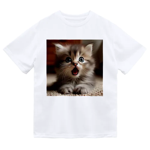 ビックリした子猫 Dry T-Shirt