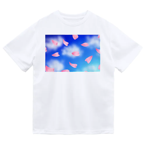 花びらの舞う青空、浮かぶ雲 ドライTシャツ