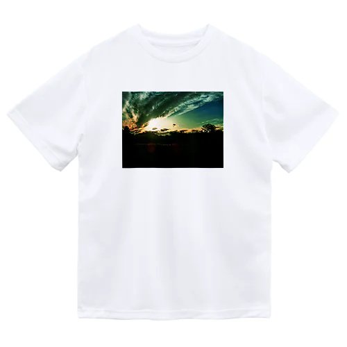 変わる空、変わる雲 ドライTシャツ