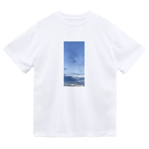 もうすぐ夜になる夕暮れ時 ドライTシャツ