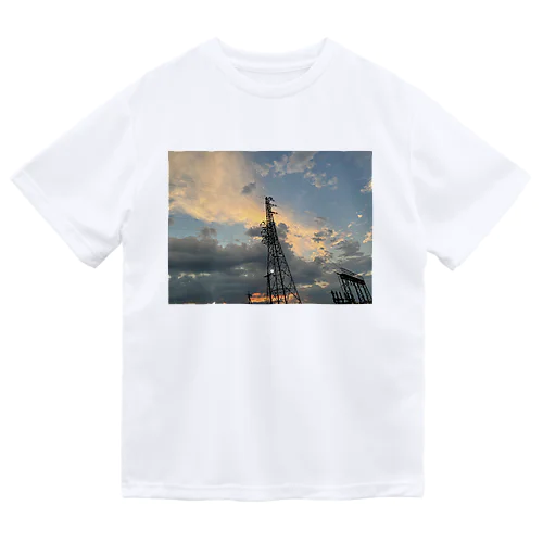 (セール中)Sunset over the tower ドライTシャツ