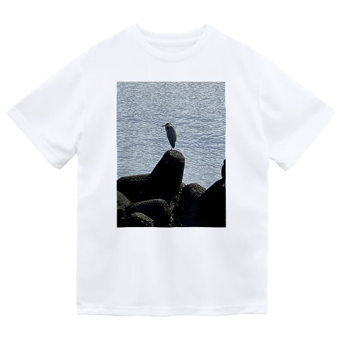 テトラポッドに立つ鳥 ドライTシャツ