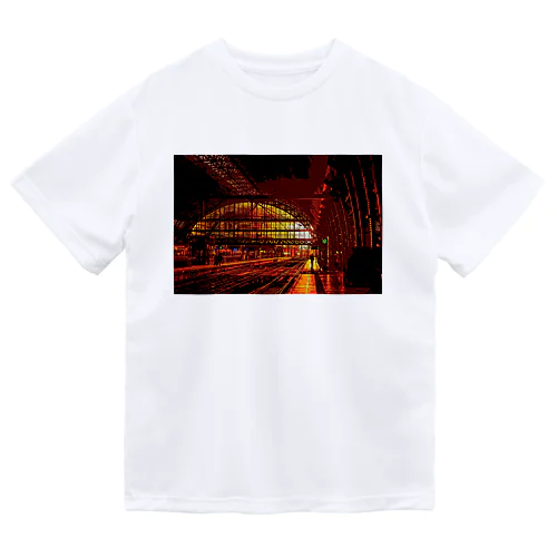 夕焼けに染まる駅舎 Dry T-Shirt