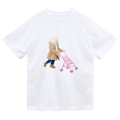 パリ・シャンゼリゼ通りでベビーカーを押す女の子 ドライTシャツ