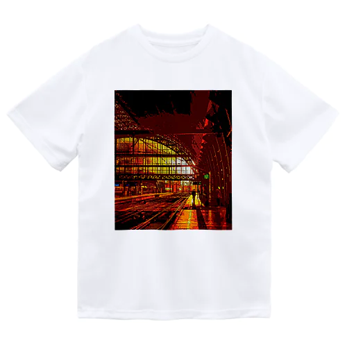 夕焼けに染まる駅舎 Dry T-Shirt