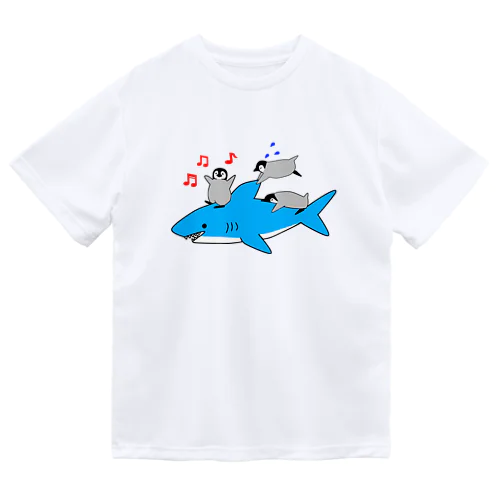 サメと戯れるペンギンズ Dry T-Shirt