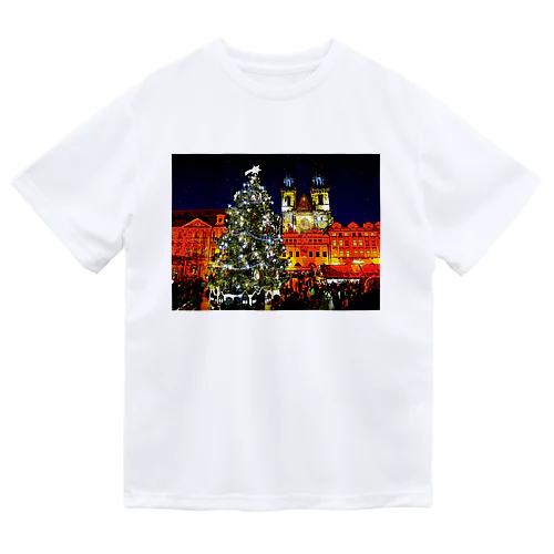 プラハ 夜のクリスマスツリーとティーン教会 Dry T-Shirt