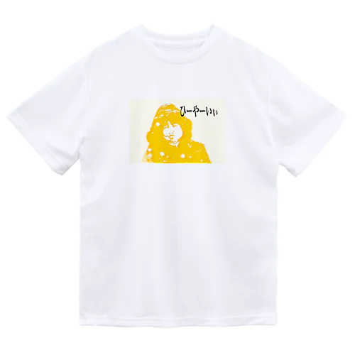 雪の中でプク子さん Dry T-Shirt