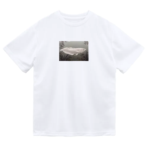 アルビノシルバーアロワナ（背景あり、横長） Dry T-Shirt