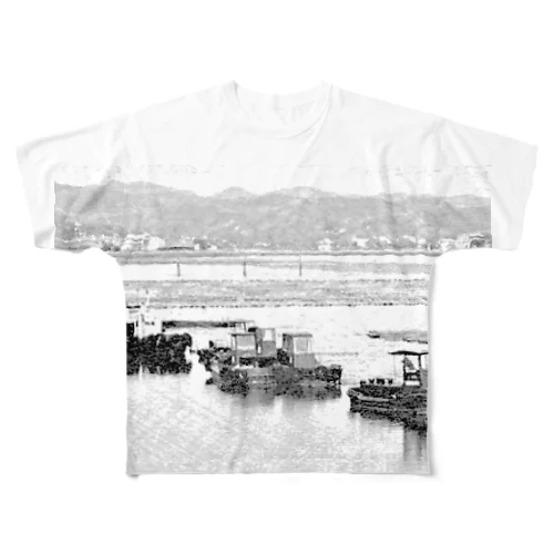 海岸系タグボートのある海のモノクロフォト All-Over Print T-Shirt