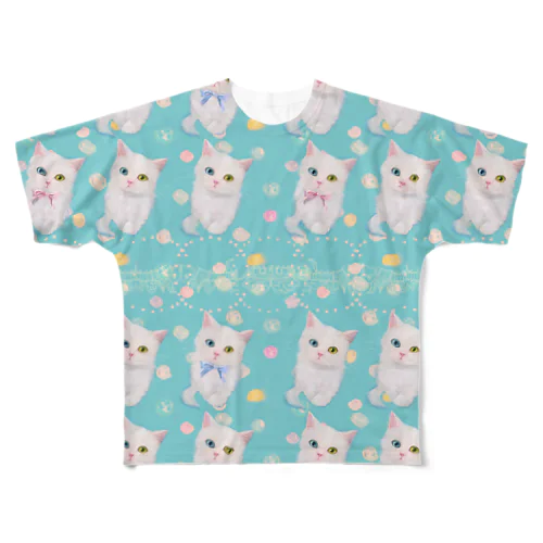  かわいいオッドアイの白い子猫と散りばめられた飴玉のイラスト フルグラフィックTシャツ