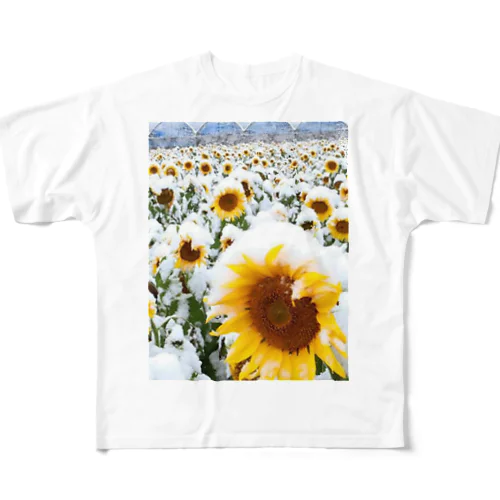 季節外れの雪の中のに咲く、季節外れのヒマワリ All-Over Print T-Shirt