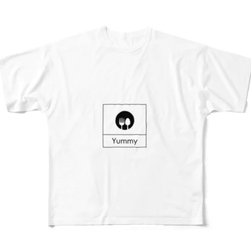 四角におさまるYummy フルグラフィックTシャツ