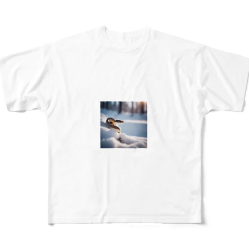 美しい雪景色の中を這いずりながら喜んでいる蛇 All-Over Print T-Shirt